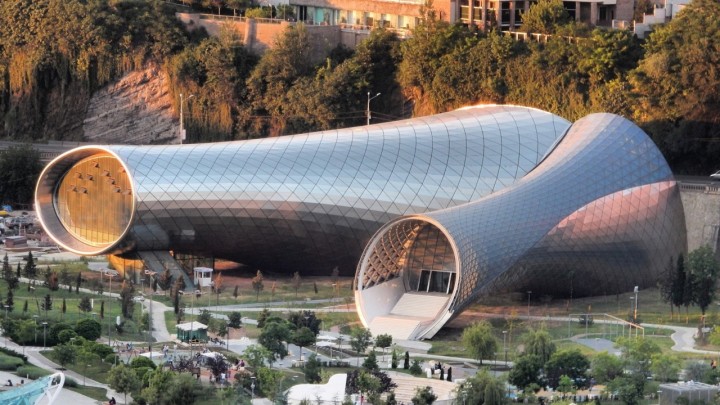 Ovo su 'čudo' sagradili prije samo 15 godina u centru grada, a sada ide veliko rušenje! Razlog je šokantan