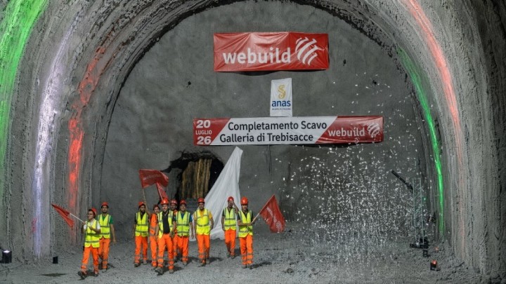 Dvije cijevi kroz brdo i vijadukt na stupovima u obliku slova V: Susjedi grade cestovni megaprojekt