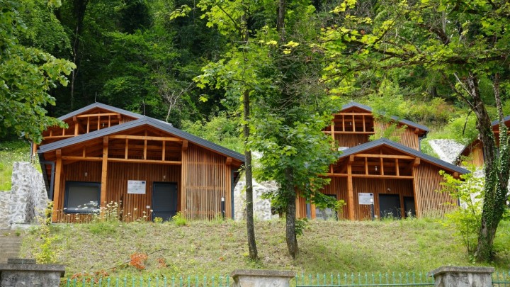 Bauštelska reportaža: Nakon godina zastoja, bungalovi i hotel uz jezero dočekali radnike koji će završiti sve