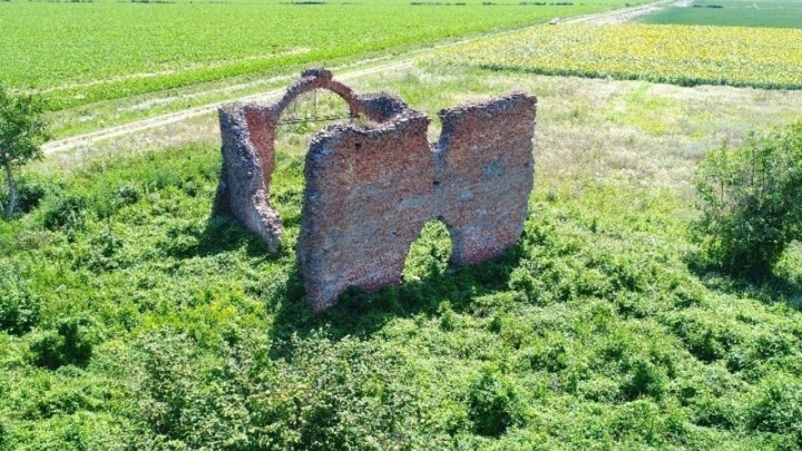 Četiri ciglena zida u sred slavonskog polja jedva stoje, nevjerojatno je što će napraviti od ovoga!