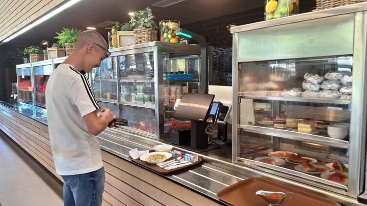 Teški hit: Studenti u menzi dobili samonaplatnu blagajnu, sama skenira hranu