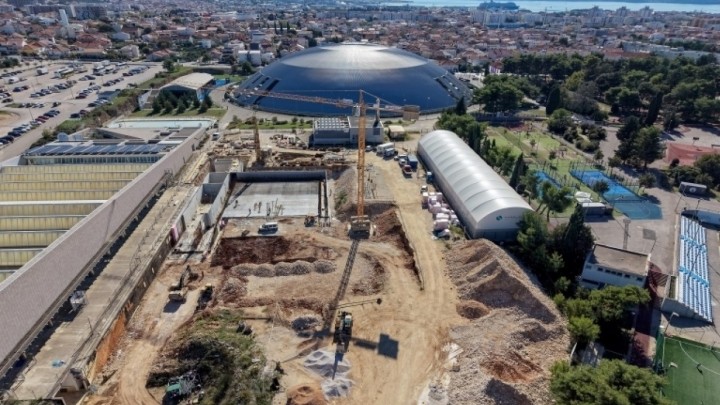 Galerija gradiliša: U srcu Dalmacije raste olimpijski bazen, gotovi veliki iskopi, stižu i sportske dvorane